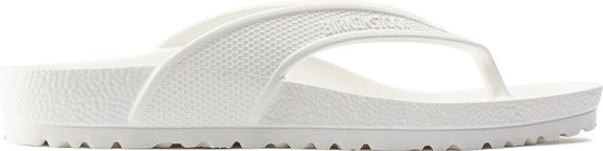 Zijaanzicht van een witte Birkenstock slipper. De band heeft een honingraatpatroon en het Birkenstock logo.