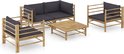 Bamboe loungeset: 2-zitsbank, 2 stoelen en salontafel met donkergrijze kussens.