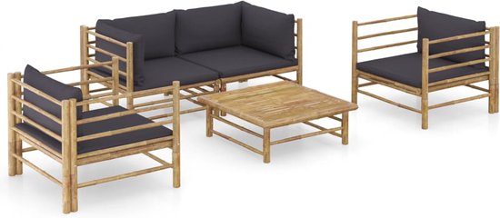 Bamboe loungeset: 2-zitsbank, 2 stoelen en salontafel met donkergrijze kussens.