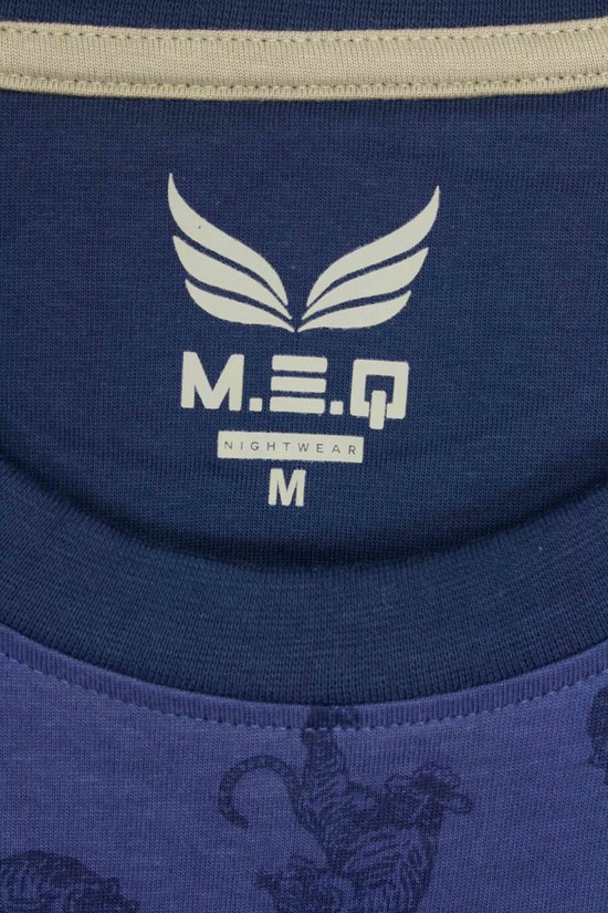 ME.Q "NIGHTWEAR" logo met maat "M" op een blauw T-shirt.