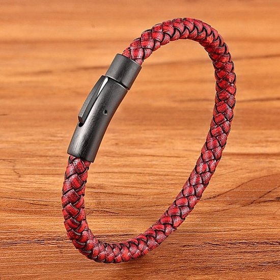Rood gevlochten leren armband met matzwarte RVS kliksluiting.