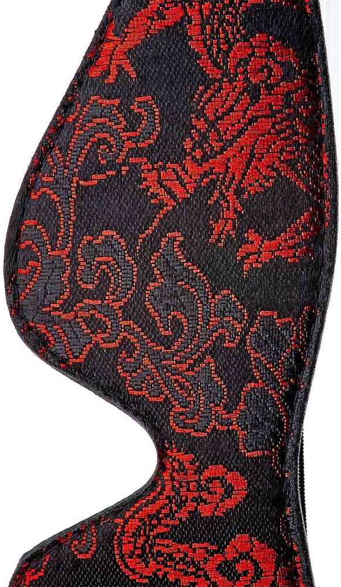 Close-up van het zwarte textiel met rood draken- en bloemenpatroon.