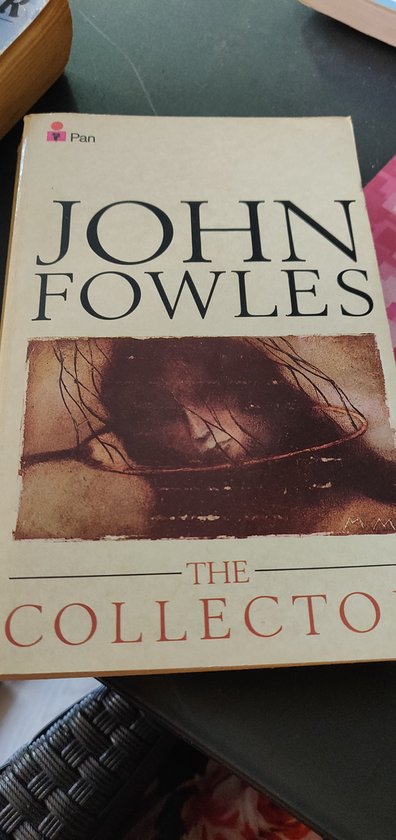 Boekcover met de tekst 'JOHN FOWLES THE COLLECTOR' op een crème achtergrond met een bruine illustratie.