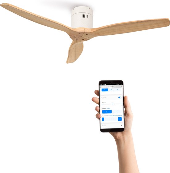 Ventilator met drie houten bladen boven een smartphone met bedieningsapp.