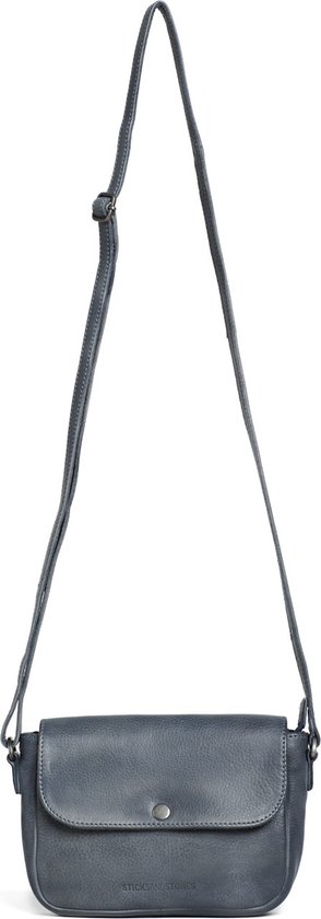 Donkerblauwe leren Sticks and Stones tas met klepsluiting en verstelbare schouderriem.