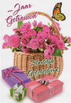 … Jaar getrouwd! Hartelijk gefeliciteerd! Een prachtige kaart met een mand vol bloemen. En niet te vergeten de kleurrijke pakjes. Leuk om zo te geven of om bij een cadeau te voegen. Een dubbele wenskaart inclusief envelop en in folie verpakt.