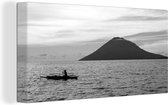 Canvas Schilderij Boot voor het eiland Manado Tua in het Nationaal park Bunaken - zwart wit - 80x40 cm - Wanddecoratie