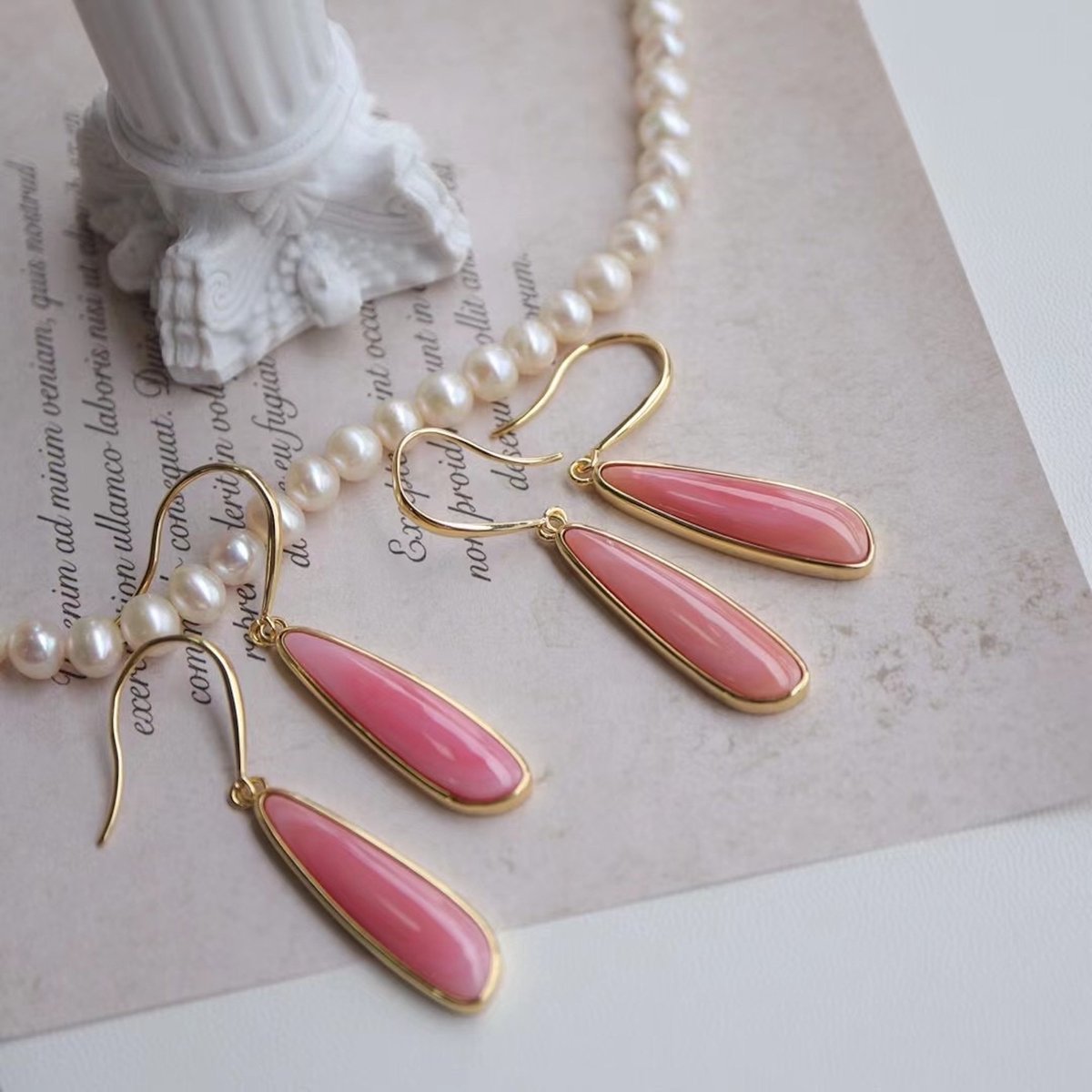 Queen Pink - Chunky minimaal ontwerp natuurlijke Pink Queen Conch shell drop oorbellen - goud vermeil - AAAA kwaliteit