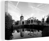 Canvas Schilderij De Morspoort in het historische centrum van Leiden - zwart wit - 30x20 cm - Wanddecoratie