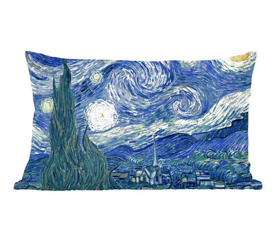 Un coussin décoratif du célèbre tableau La Nuit étoilée de Vincent van Gogh, isolé sur fond blanc.