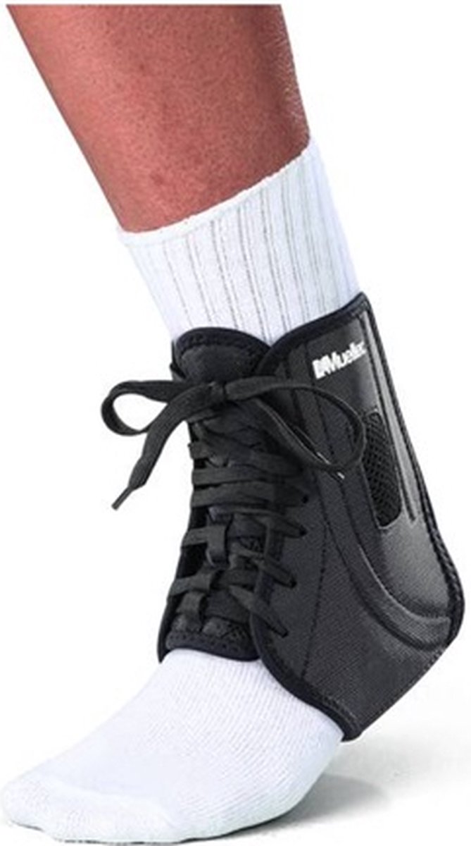 Mueller ATF Enkelbrace in maat M, zwart met veters, ter ondersteuning bij enkelblessures en zwakke enkels.
