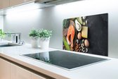 Spatscherm Keuken - Kookplaat Achterwand - Spatwand Fornuis - 70x50 cm - Vlees - Eieren - Fruit - Kaas - Kruiden - Aluminium - Wanddecoratie - Muurbeschermer - Hittebestendig