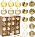 Box met 16 gouden en witte kerstballen naast losse ballen en een glittertros.