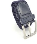 Détail de la boucle d'une ceinture tressée bleu marine avec passant en cuir bleu marine.