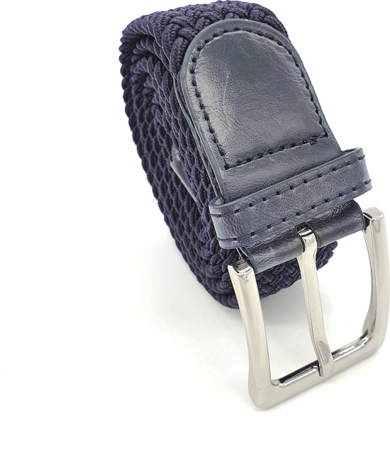 Détail de la boucle d'une ceinture tressée bleu marine avec passant en cuir bleu marine.
