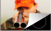 KitchenYeah® Inductie beschermer 80x52 cm - Een close-up van een jager die zijn geweer op de camera richt - Kookplaataccessoires - Afdekplaat voor kookplaat - Inductiebeschermer - Inductiemat - Inductieplaat mat