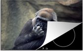 KitchenYeah® Inductie beschermer 76x51.5 cm - Schattige Gorilla krabt in zijn neus - Kookplaataccessoires - Afdekplaat voor kookplaat - Inductiebeschermer - Inductiemat - Inductieplaat mat
