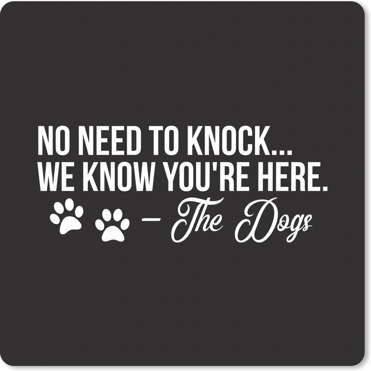 Muismat XXL 50x50 cm - Bureau onderlegger - Bureau mat Spreuken - Quotes - No need to knock we know you're here - Hond - Bureaumat - Gaming mousepad xl - Bureaulegger groot - Computer deskmat