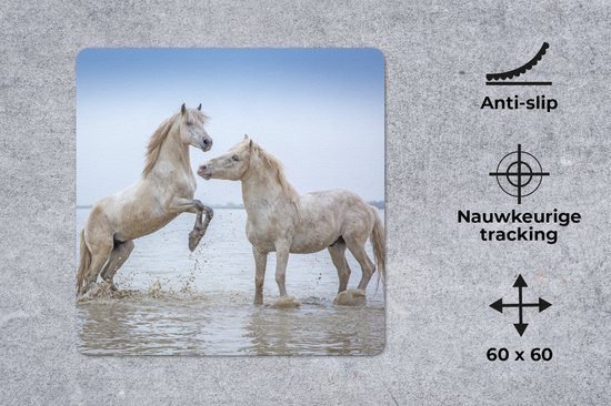 Muismat XXL 60x60 cm - Bureau onderlegger - Bureau mat Twee paarden in het water in Camargue - Bureaumat - Gaming mousepad xl - Bureaulegger groot - Computer deskmat