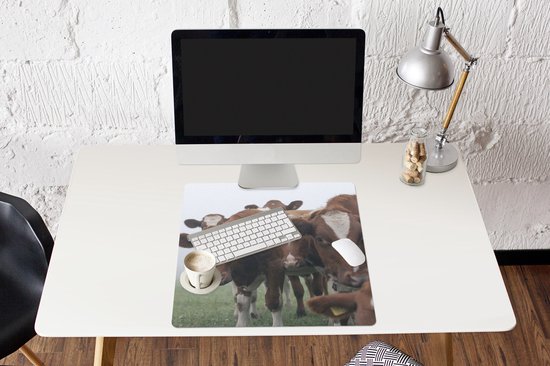 Muismat XXL 60x60 cm - Bureau onderlegger - Bureau mat Koeien - Bruin - Mist - Bureaumat - Gaming mousepad xl - Bureaulegger groot - Computer deskmat