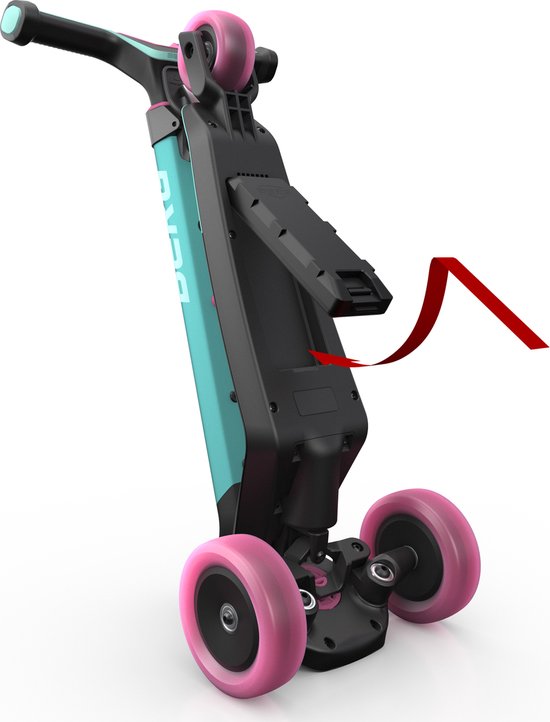 Zwarte step met roze wielen en mintgroene accenten, met rode pijl die naar een batterijcompartiment wijst.