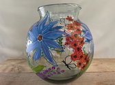 Handbeschilderde design bol vaas met blauwe bloemen op glas