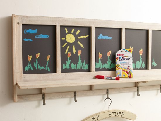 Houten krijtbord met een tekening van een zon, tulpen en wolken, met een doosje en een rode stift.