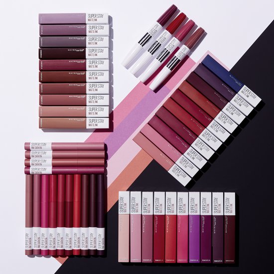 Collectie Maybelline Super Stay lippenstiften, waaronder Ink Crayon en Matte Ink, in diverse roze, rode en paarse tinten.