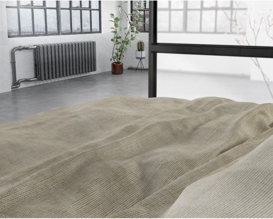 Detailopname van de stof van het Sleeptime dekbedovertrek in taupe in een lichte slaapkamer.