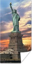 Poster Vrijheidsbeeld in New York tijdens zonsondergang - 40x80 cm