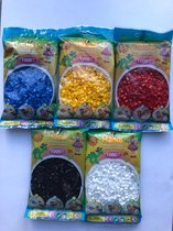 Set de 5 couleurs différentes de perles à repasser hama dans les couleurs rouge, jaune, bleu, blanc et noir (couleurs primaires) pour un fer normal sur des perles