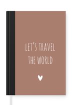 Notitieboek - Schrijfboek - Engelse quote "Let's travel the world" met een hartje op een bruine achtergrond - Notitieboekje klein - A5 formaat - Schrijfblok
