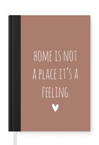 Notitieboek - Schrijfboek - Engelse quote "Home is not a place it's a feeling" met een hartje op een bruine achtergrond - Notitieboekje klein - A5 formaat - Schrijfblok