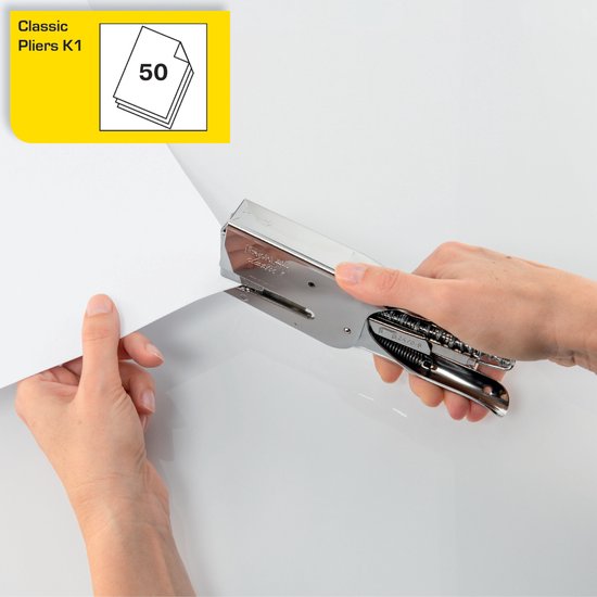 Handen gebruiken zilverkleurige niettang op wit papier. Gele sticker met "Classic Pliers K1 50".