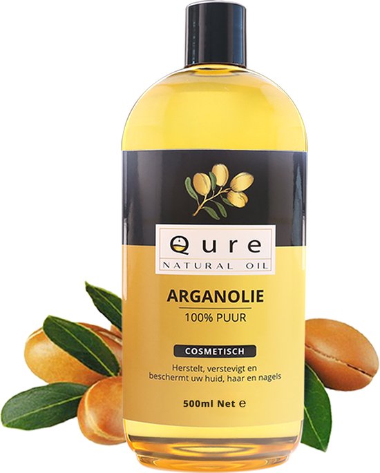 Fles Qure Arganolie 500ml met arganvruchten en bladeren op de voorgrond.
