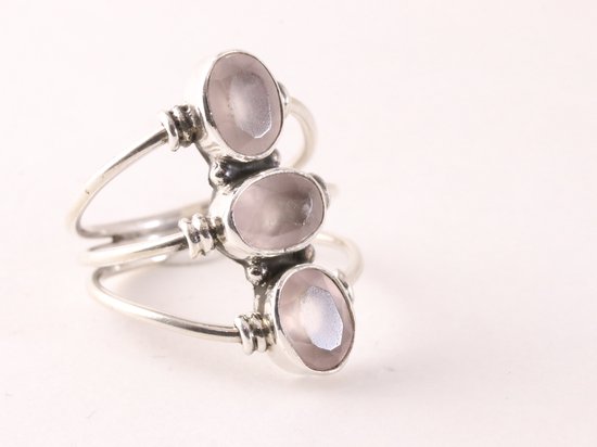 Opengewerkte zilveren ring met 3 rozenkwarts stenen - maat 17