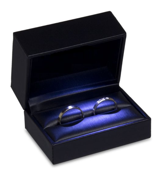 Ringdoosje twee ringen - LED lichtje - zwart - bruiloft - lederlook - huwelijk - aanzoek - huwelijksaanzoek - verloving - sieradendoos - zijde - liefde - Valentijnsdag - ring - verlichting - lichtje - met licht