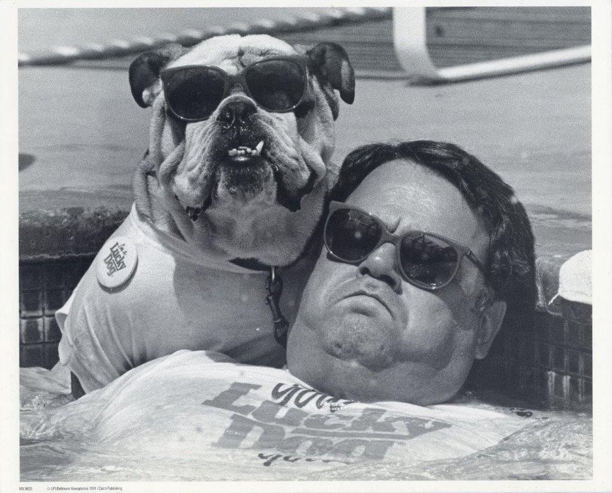 Catch Projecten Mini zwart-wit poster - Chilling Man and Dog - Bettmann Newsphotos - 24x30 cm