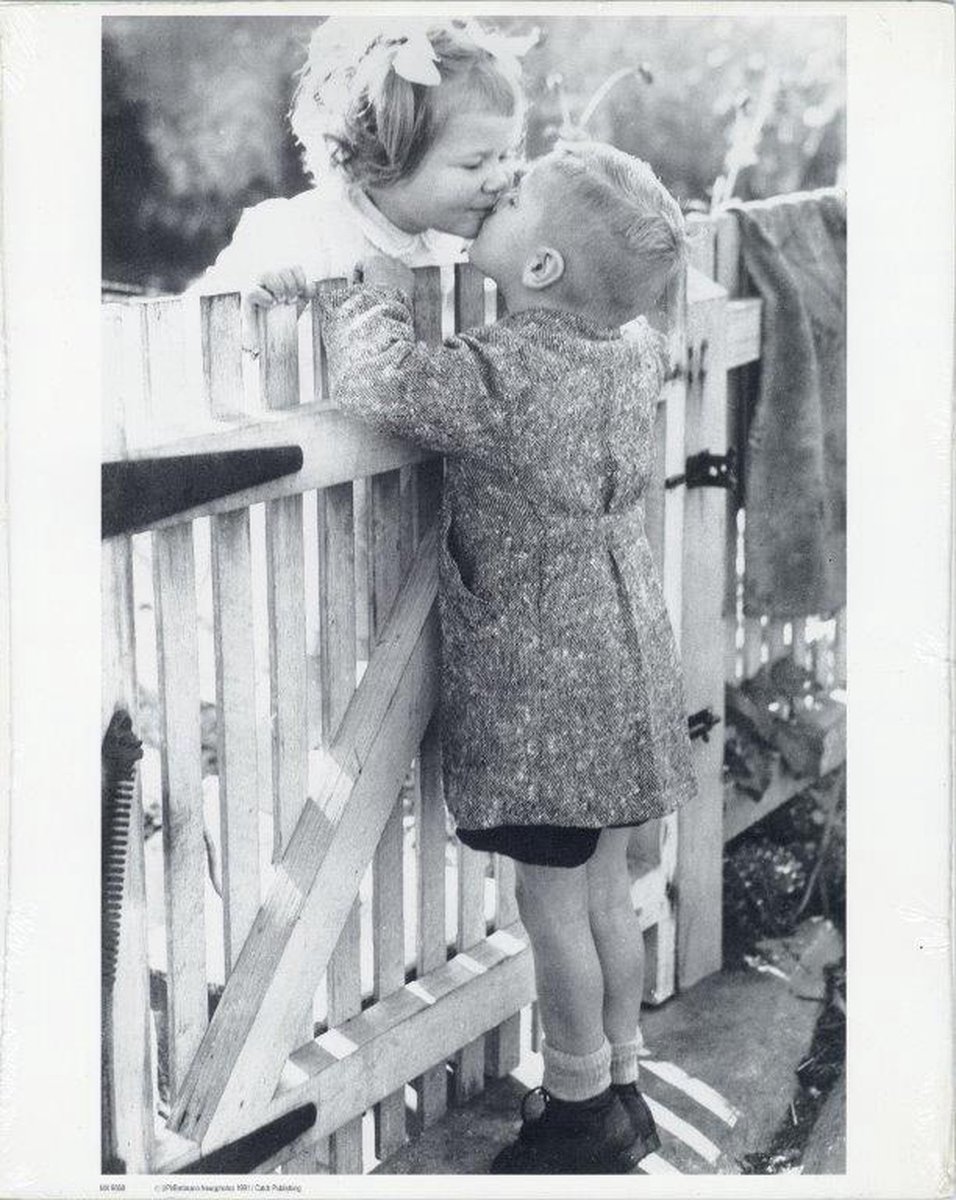 Catch Projecten Mini zwart-wit poster - Love Thy Neighbour - Bettmann Archive - 24x30 cm