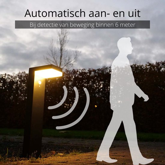 Zwarte paaltjes met sensor, licht gaat automatisch aan binnen 6 meter bij beweging.