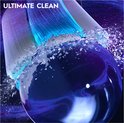 Abstracte weergave van Oral-B iO Ultimate Clean opzetborstels die schoonmaken met blauwe en paarse effecten.