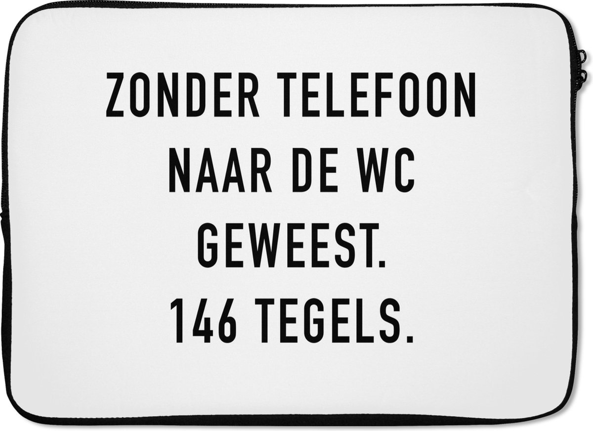 Laptophoes 14 inch - Spreuken - Quotes - Zonder telefoon naar de wc geweest. 146 tegels. - Telefoon - Laptop sleeve - Binnenmaat 33x23 cm - Zwarte achterkant
