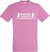 T-shirt Wandel vierdaagse NIjmegen met wandelaars |Wandelvierdaagse | vierdaagse Nijmegen | Roze woensdag | Roze | maat L