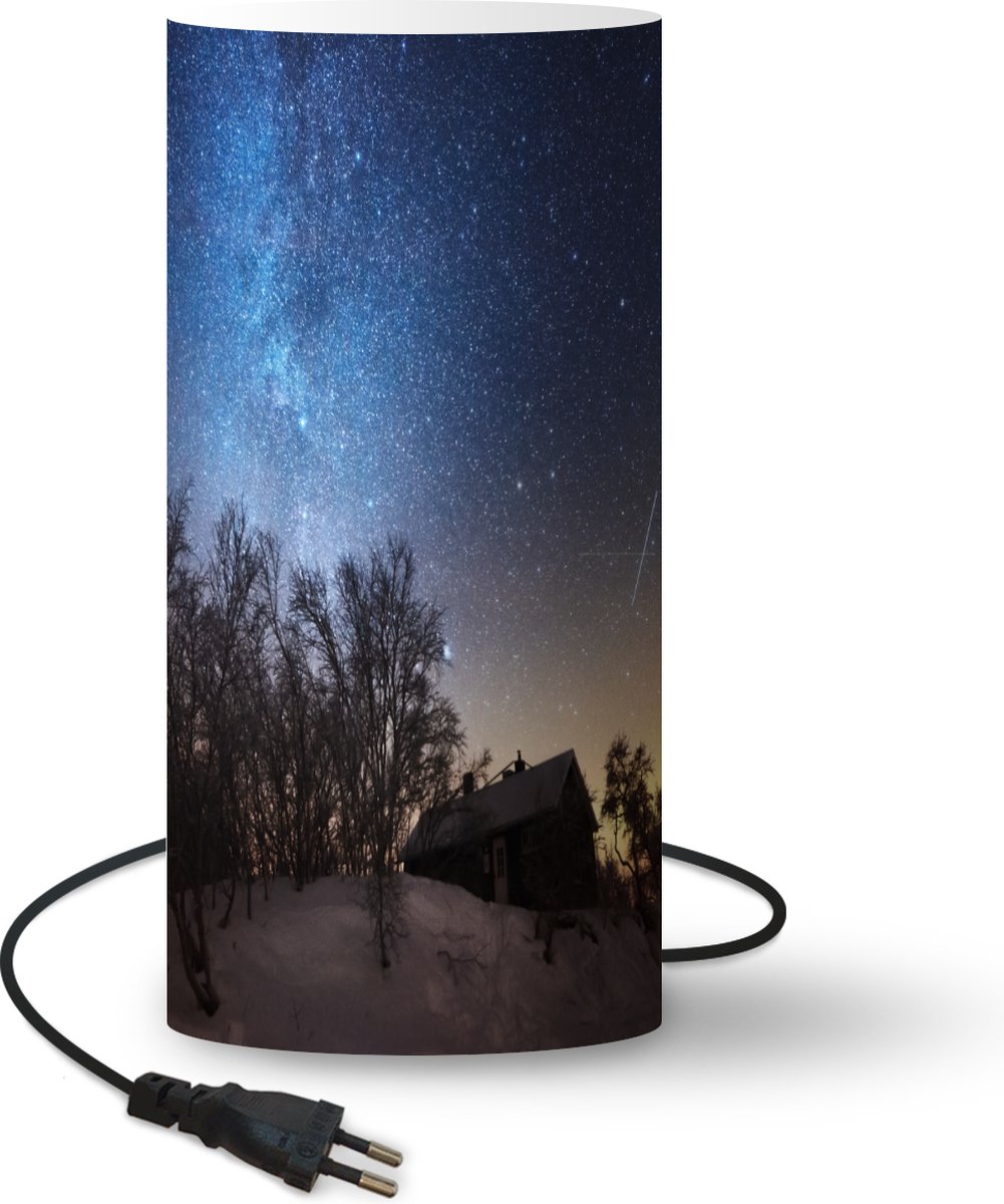 Lamp - Nachtlampje - Tafellamp slaapkamer - Sterrenhemel - Landschap - Zweden - Sneeuw - Winter - 33 cm hoog - Ø15.9 cm - Inclusief LED lamp