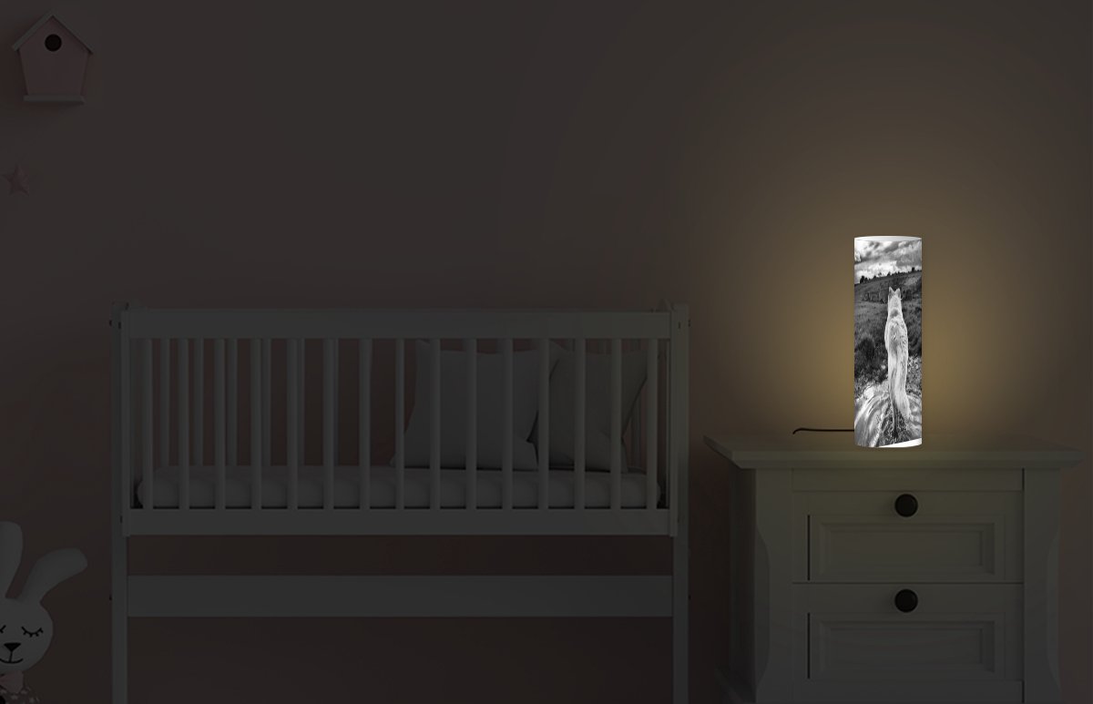Lamp - Nachtlampje - Tafellamp slaapkamer - Wolf uitkijkend over landschap in zwart-wit - 50 cm hoog - Ø15.9 cm - Inclusief LED lamp