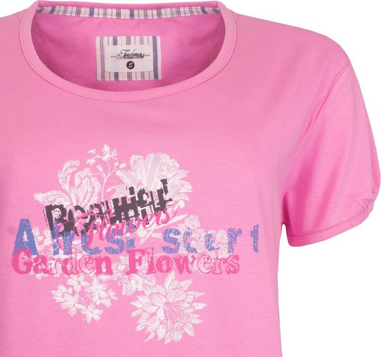 Close-up van een roze nachthemd met korte mouwen, bloemenprint en tekst 'A Beautiful Start Garden Flowers'.