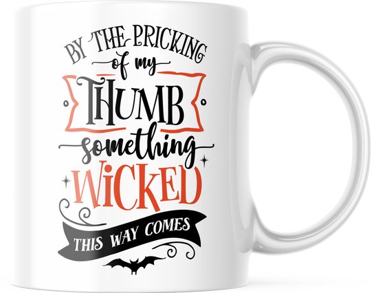 Halloween Mok met tekst: By the pricking of my thumb something wicked this way comes | Halloween Decoratie | Grappige Cadeaus | Grappige mok | Koffiemok | Koffiebeker | Theemok | Theebeker