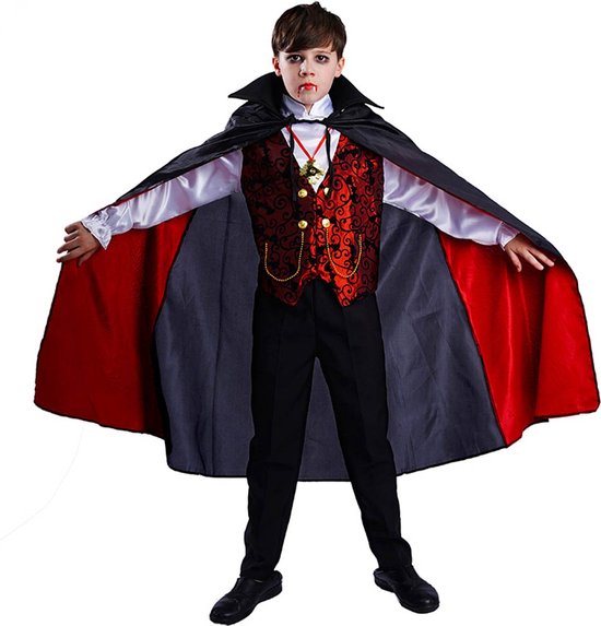 Jongen in vampierkostuum met zwarte cape met rode voering, rood vest met gouden ketting, witte blouse en zwarte broek.