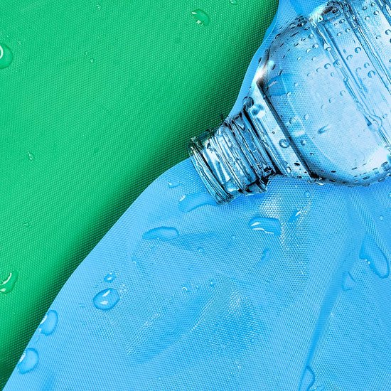 Een gesloten plastic fles wordt op een blauwe en groene ondergrond gehouden, bedekt met waterdruppels.