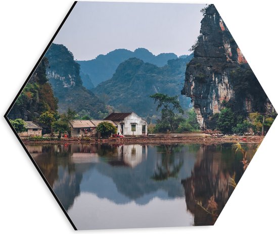 WallClassics - Dibond Hexagon - Huisje bij Water en Bergen - Vietnam - 30x26.1 cm Foto op Hexagon (Met Ophangsysteem)